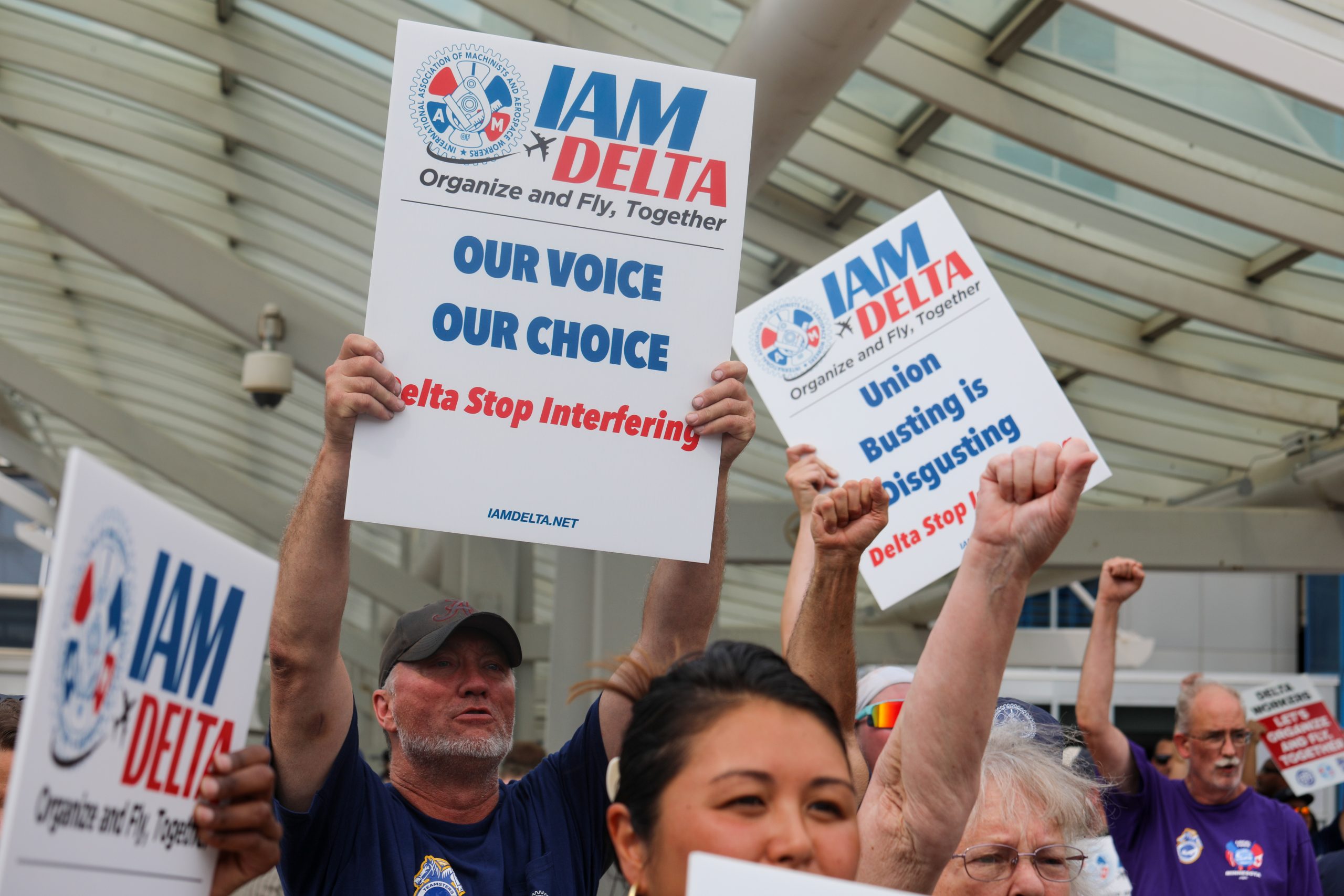 Delta Workers Ask NFL Legend, New Delta Air Lines Advisor Tom Brady to Recognize Right to Unionize